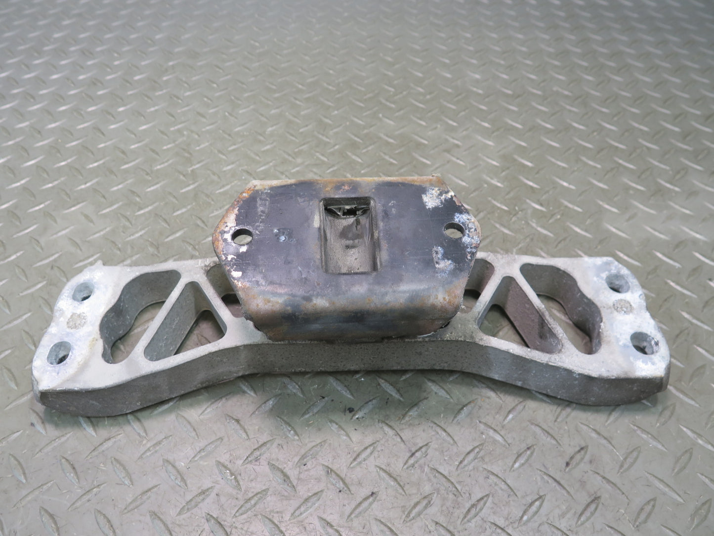 95-97 Nissan Gloria HY33 VQ30DET A/T Transmission Mount Bracket Support OEM