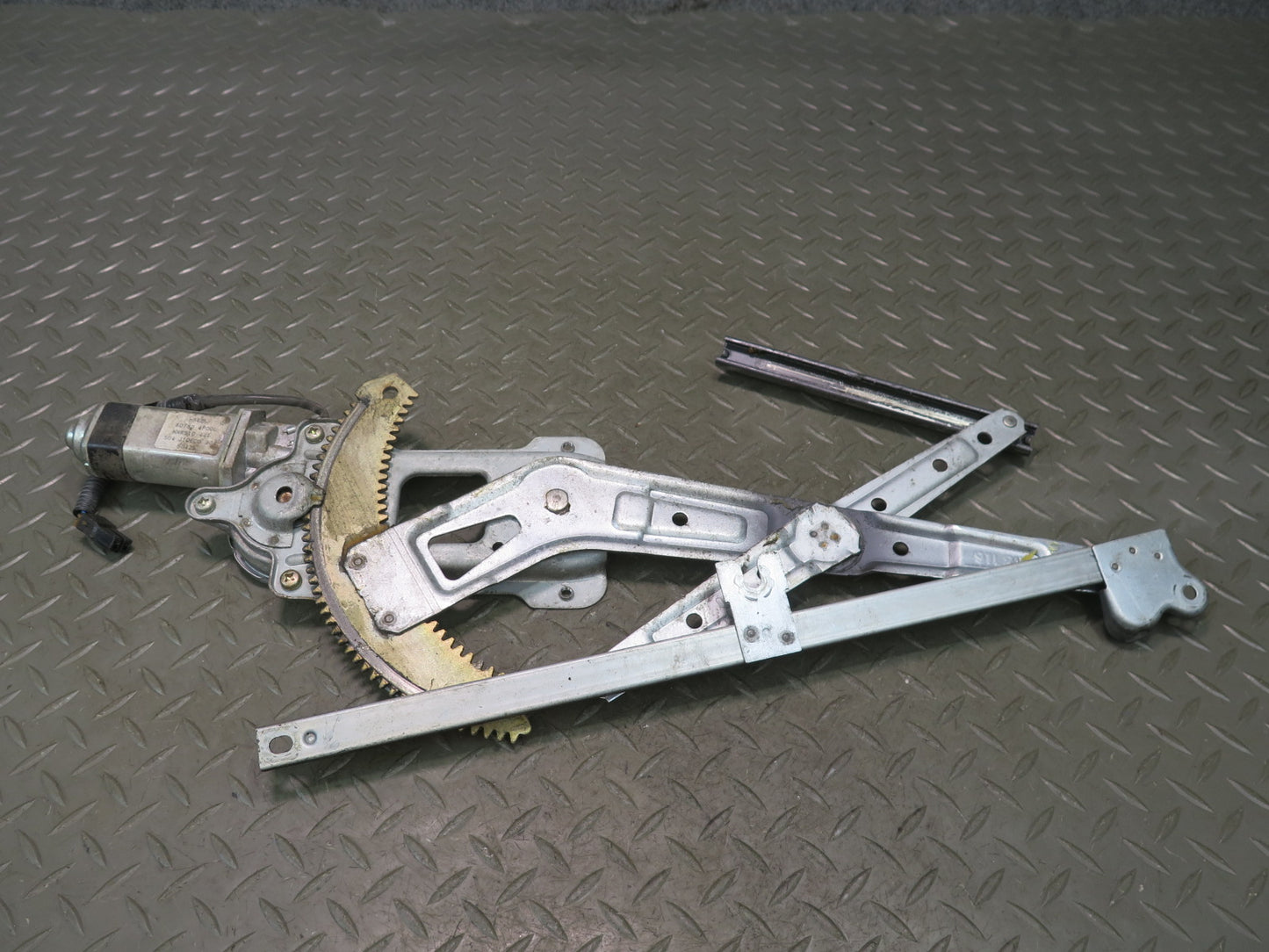 95-97 Nissan Gloria Cedric HY33 Front Right Door Window Regulator w Motor OEM