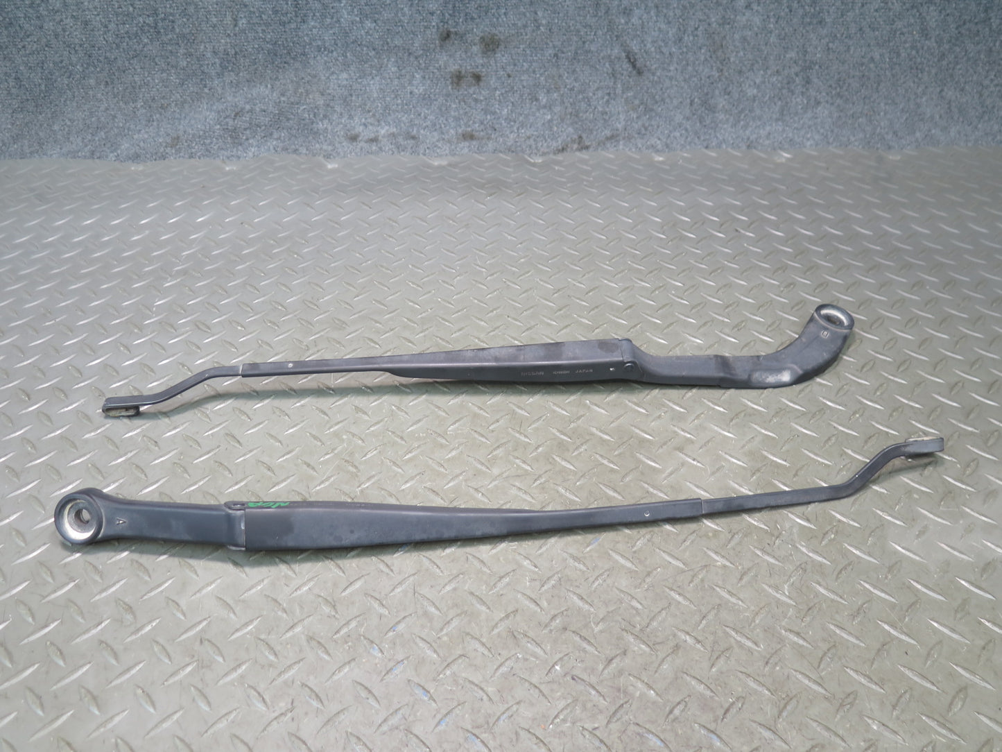 95-97 Nissan Gloria Cedric HY33 Front Left Right Wiper Arm Set of 2 OEM