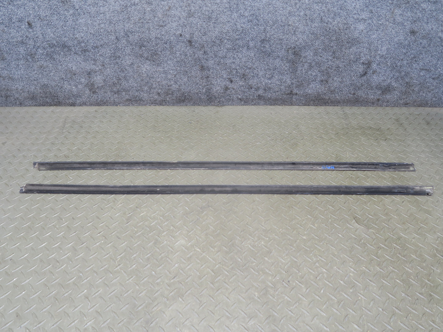 01-06 BMW E46 330ci Convert Set of 2 Door Weatherstrip Molding Trim Chrome OEM