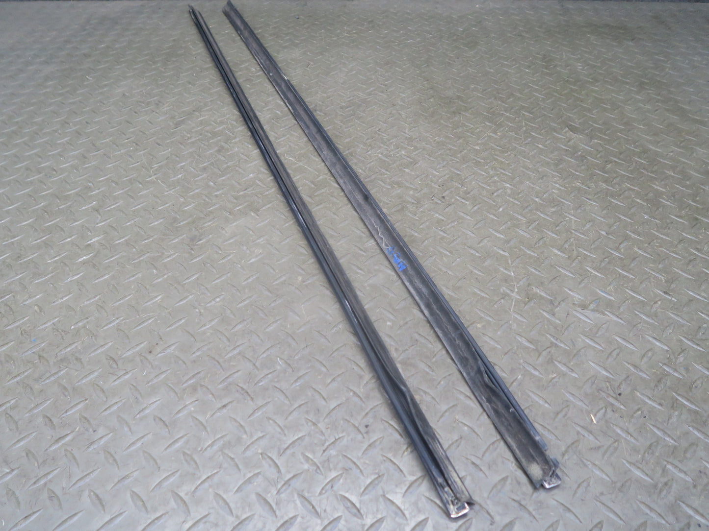 01-06 BMW E46 330ci Convert Set of 2 Door Weatherstrip Molding Trim Chrome OEM