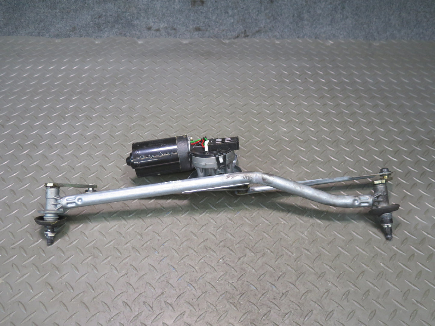 01-06 BMW E46 330ci Windshield Wiper Transmission Linkage w Motor OEM