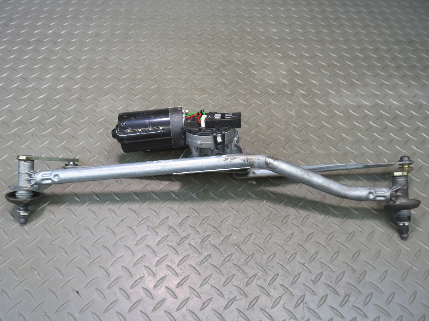 01-06 BMW E46 330ci Windshield Wiper Transmission Linkage w Motor OEM
