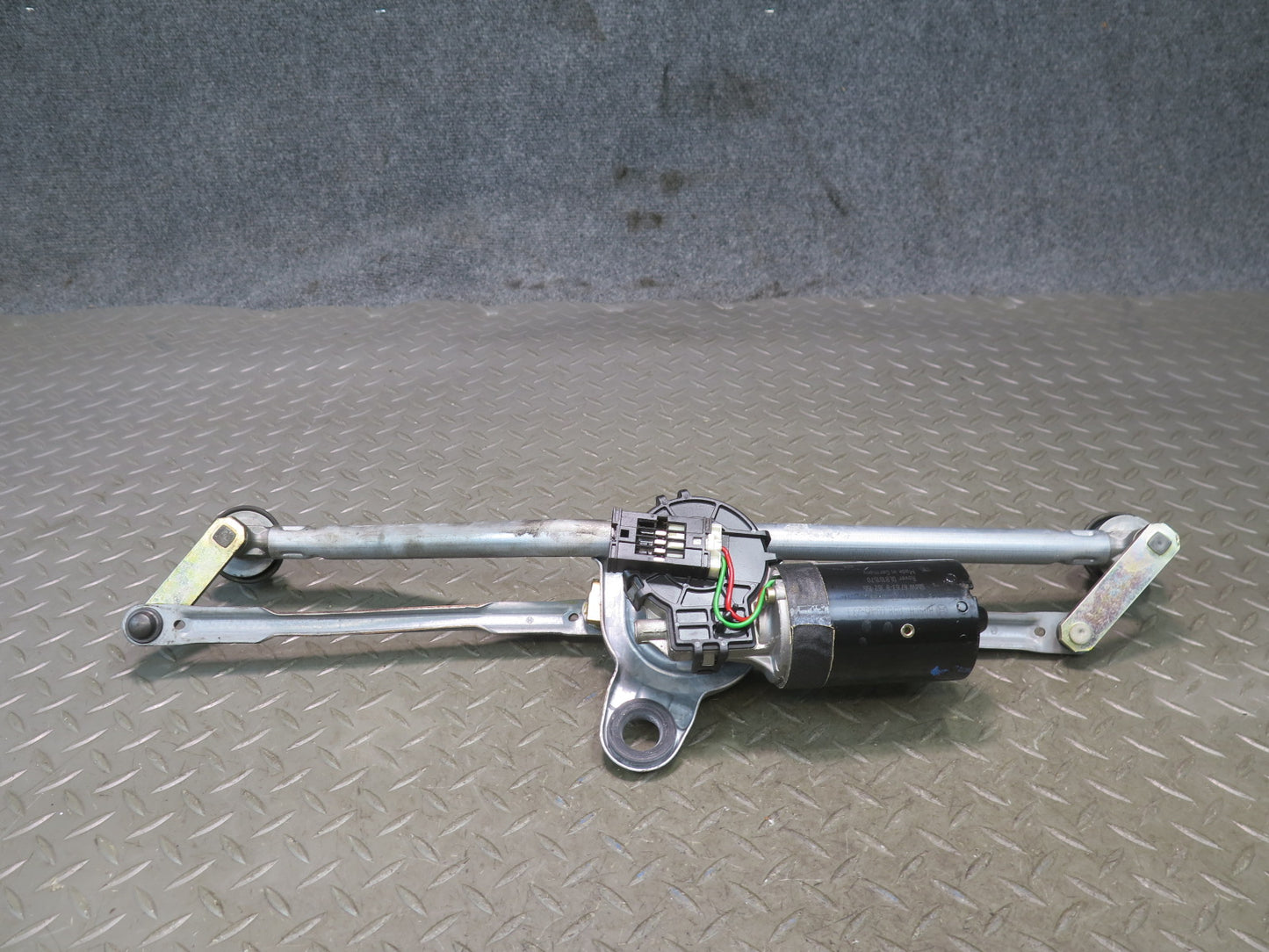 01-06 BMW E46 330ci Windshield Wiper Transmission Linkage w Motor OEM