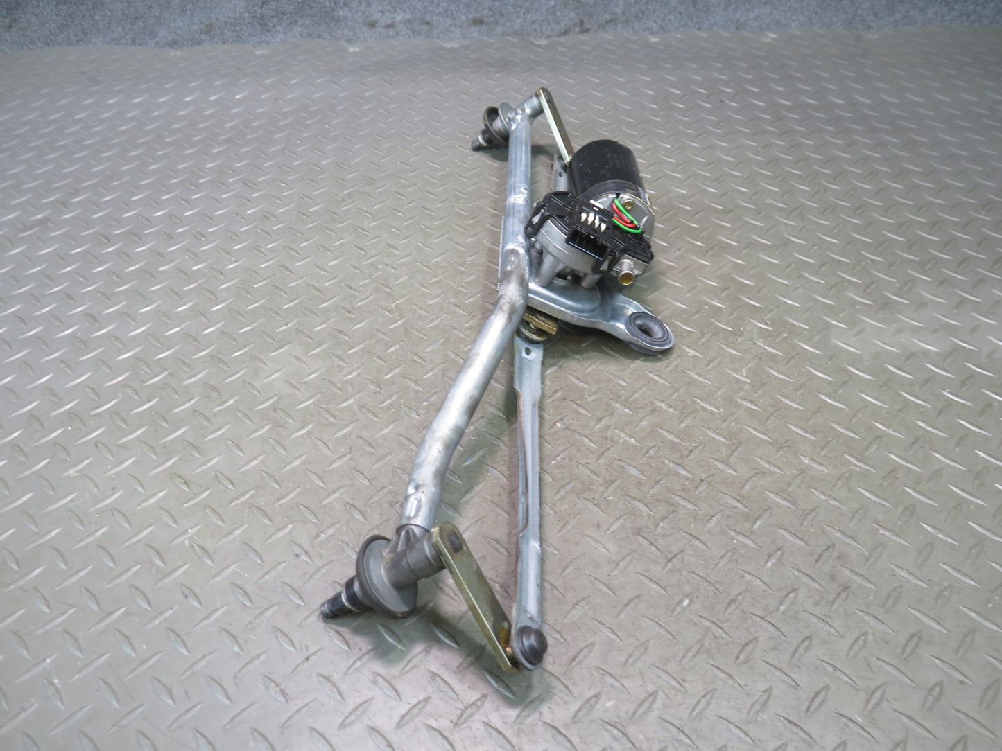 01-06 BMW E46 330ci Windshield Wiper Transmission Linkage w Motor OEM