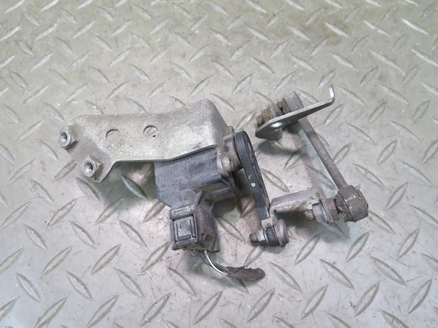 01-06 BMW E46 330Ci Rear Right Suspension Height Level Sensor 1093698 OEM