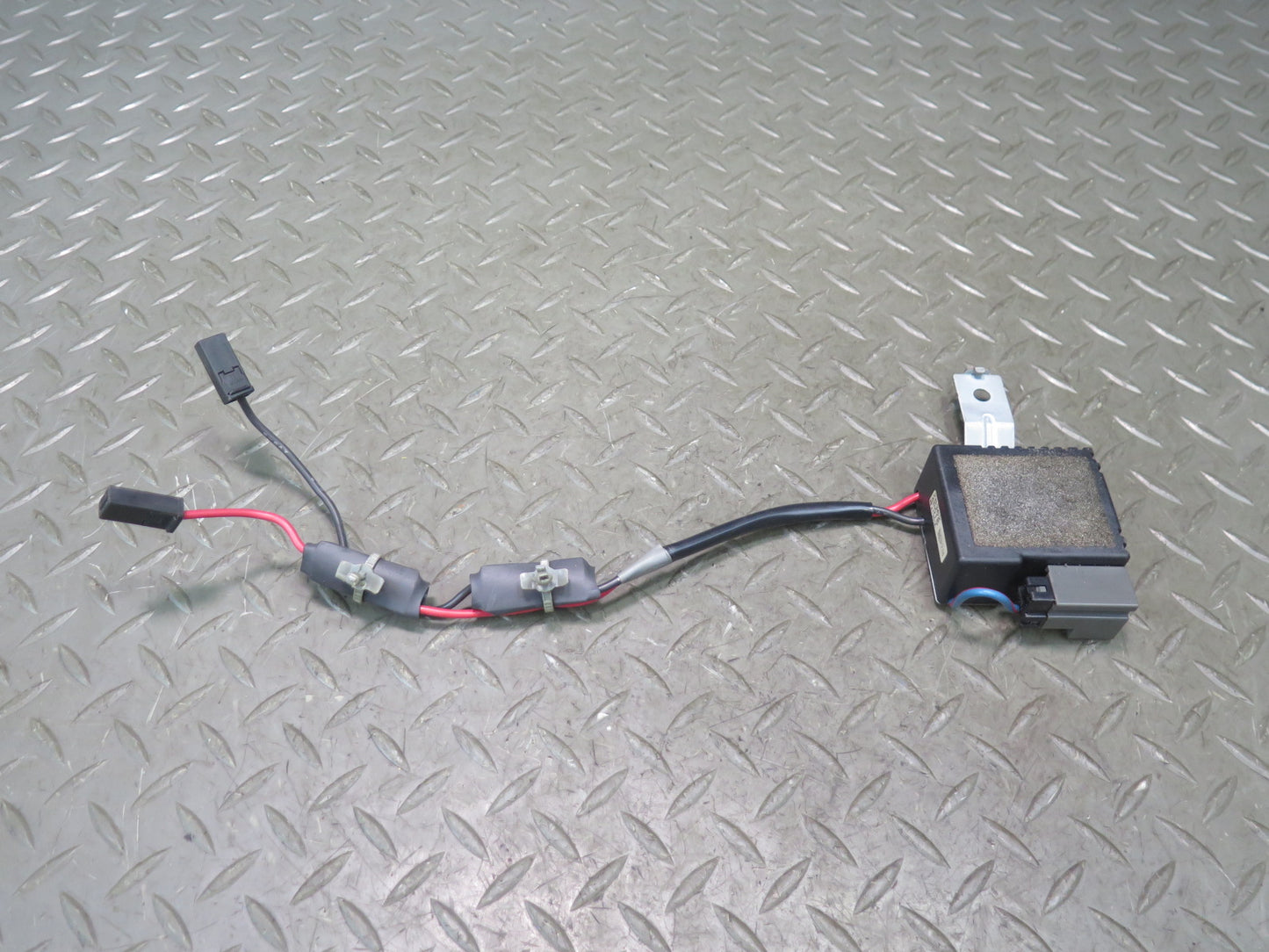 95-97 Nissan Gloria Cedric HY33 Audio Radio Antenna Amplifier OEM