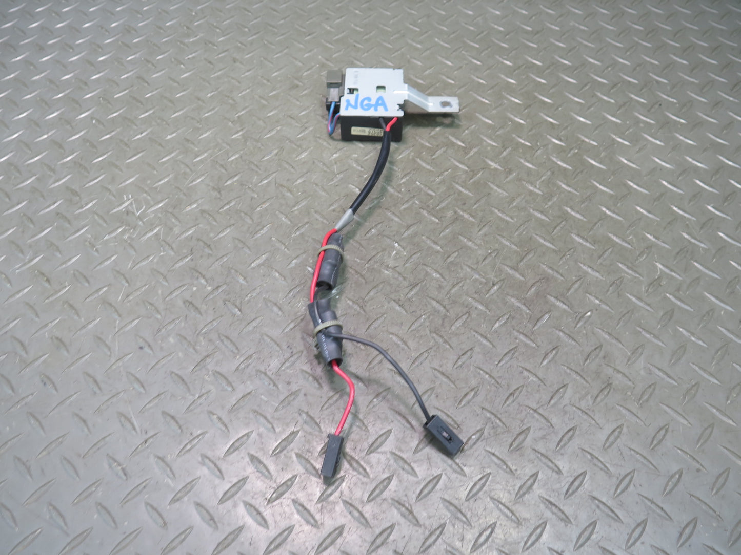 95-97 Nissan Gloria Cedric HY33 Audio Radio Antenna Amplifier OEM