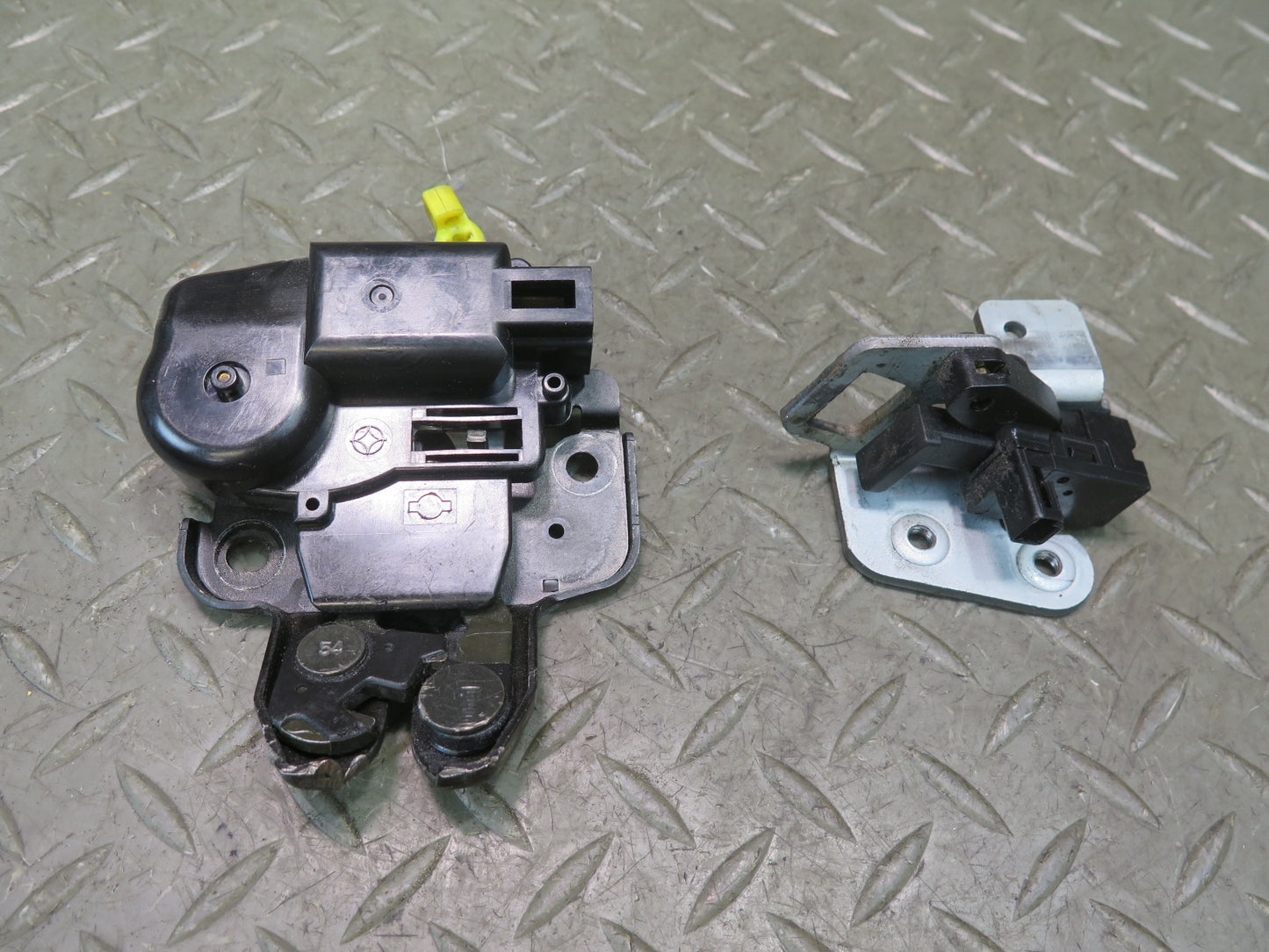 95-97 Nissan Gloria HY33 Rear Trunk Lock Latch Actuator & Latch Striker Set OEM