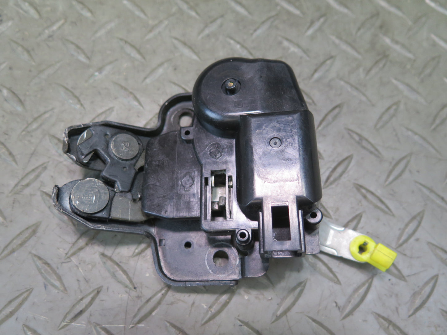 95-97 Nissan Gloria HY33 Rear Trunk Lock Latch Actuator & Latch Striker Set OEM