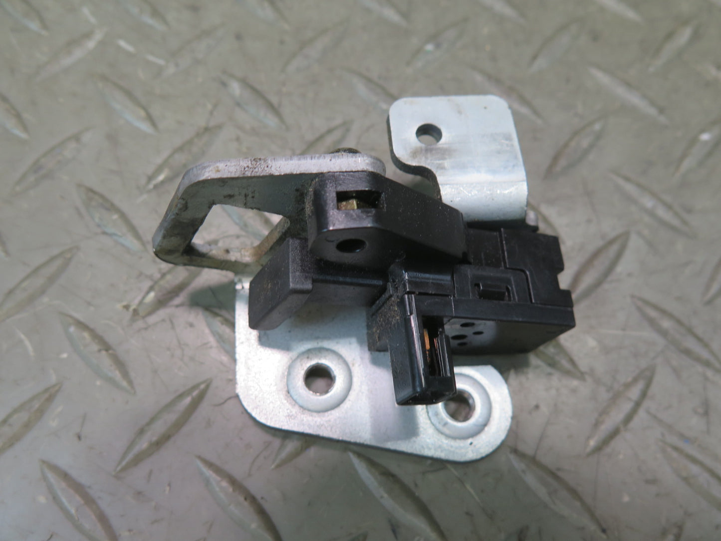 95-97 Nissan Gloria HY33 Rear Trunk Lock Latch Actuator & Latch Striker Set OEM