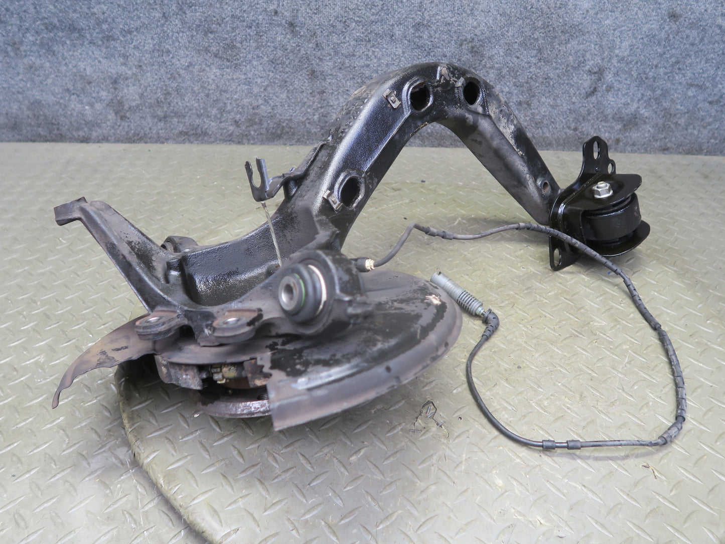 01-06 BMW E46 330ci RWD Rear Right Knuckle Wheel Hub Trailing Arm 119K Miles OEM