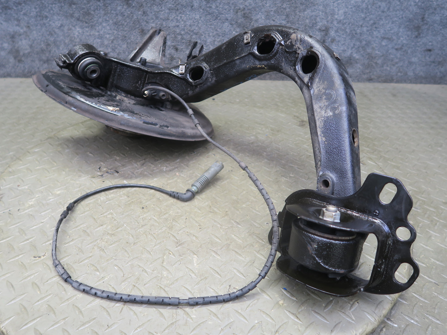 01-06 BMW E46 330ci RWD Rear Right Knuckle Wheel Hub Trailing Arm 119K Miles OEM