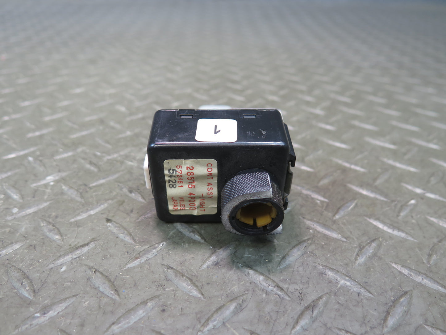 95-97 Nissan Gloria Cedric HY33 DAY Time Running Light Control Module OEM