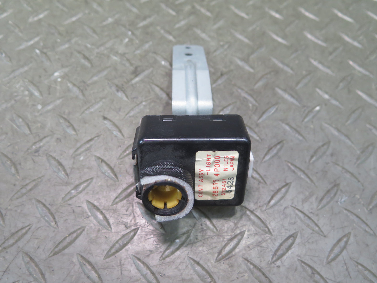 95-97 Nissan Gloria Cedric HY33 DAY Time Running Light Control Module OEM