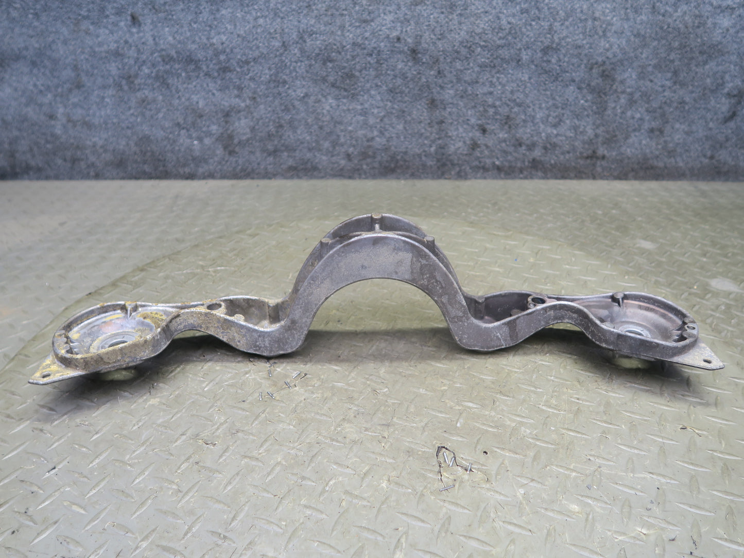 01-06 BMW E46 330Ci Rear Differential Carrier Mount Bracket Support 1094421 OEM