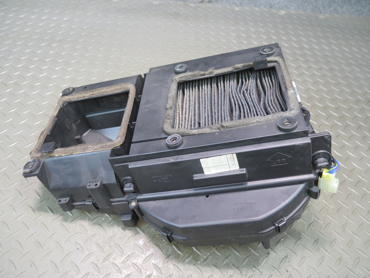 95-97 Nissan Gloria HY33 VIP Rear Air Purifier Assembly 79190-4P000 OEM