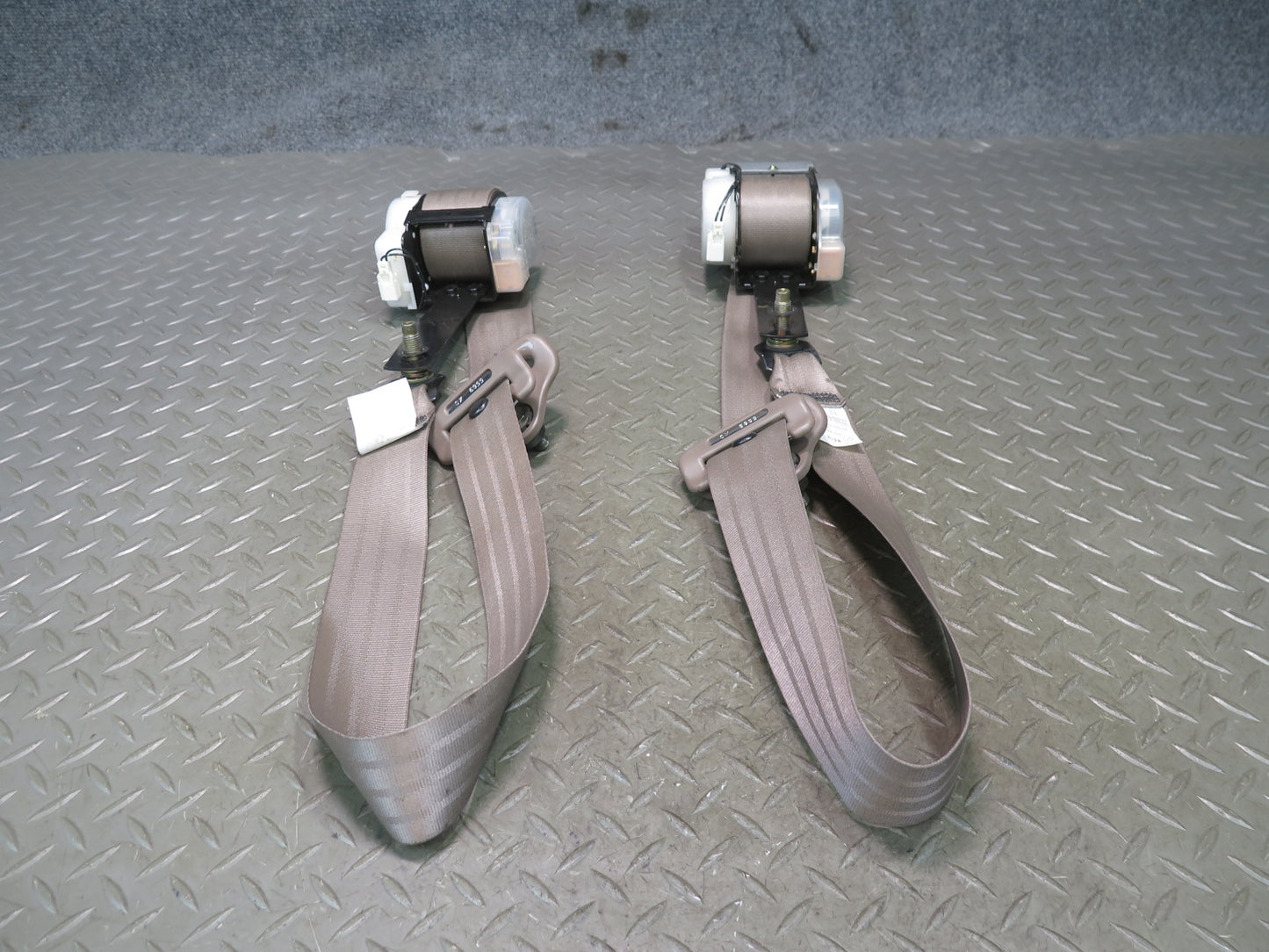 96-97 NISSAN GLORIA HY33 SET OF 2 REAR LEFT & RIGHT SEATBELT RETRACTORS OEM