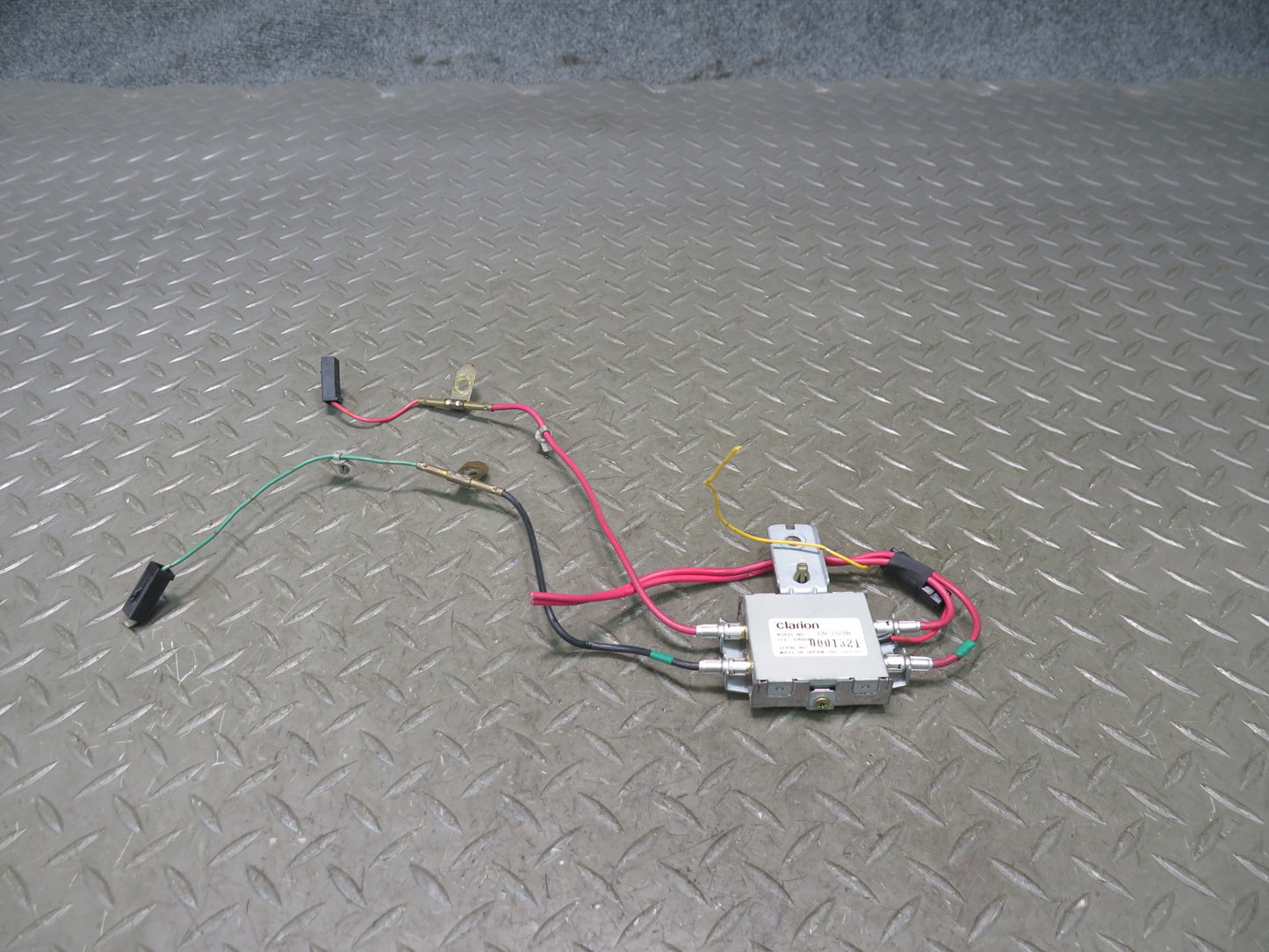 95-97 Nissan Gloria Cedric HY33 TV Television Antenna Amplifier EN-1029B OEM