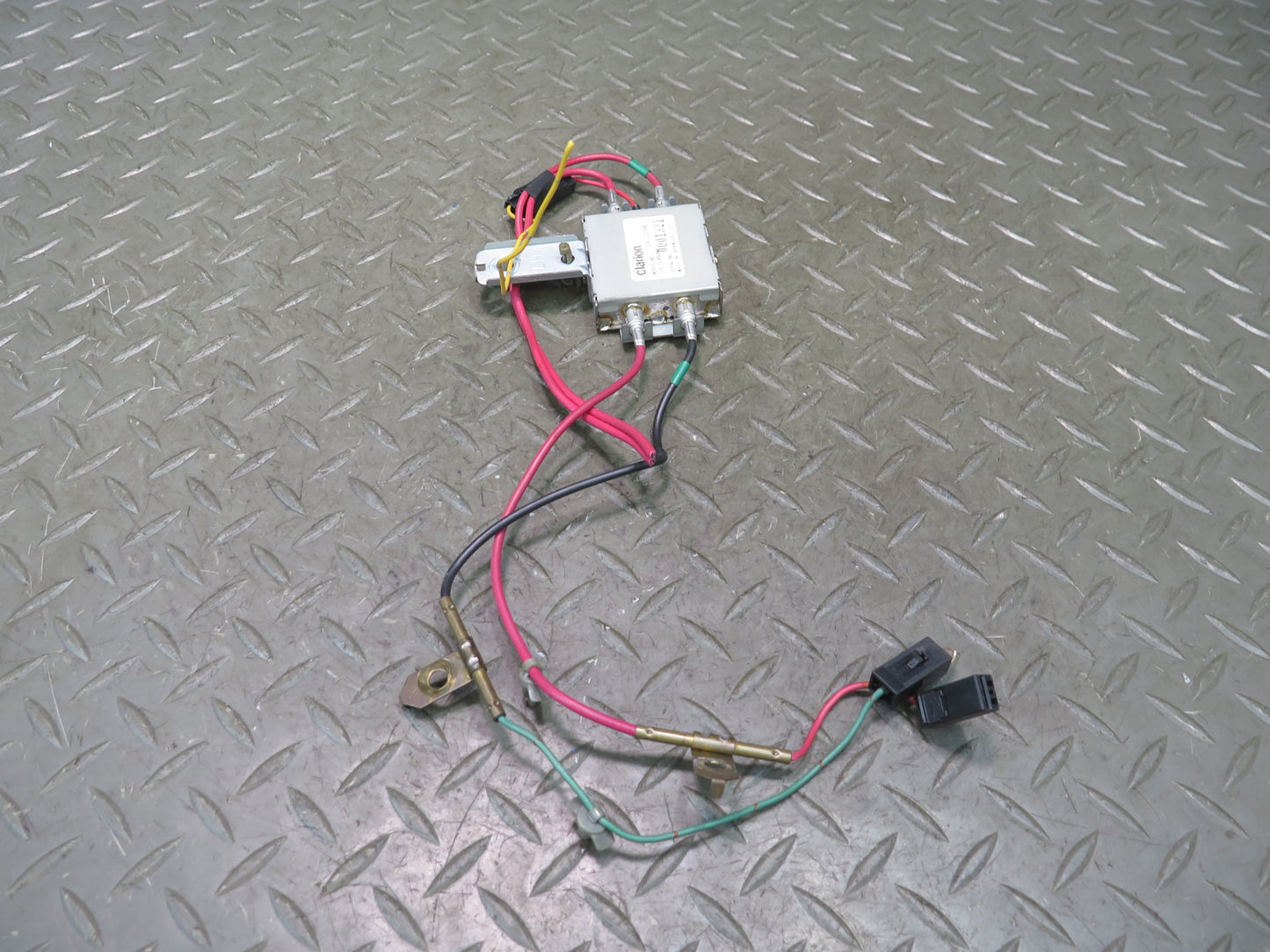 95-97 Nissan Gloria Cedric HY33 TV Television Antenna Amplifier EN-1029B OEM