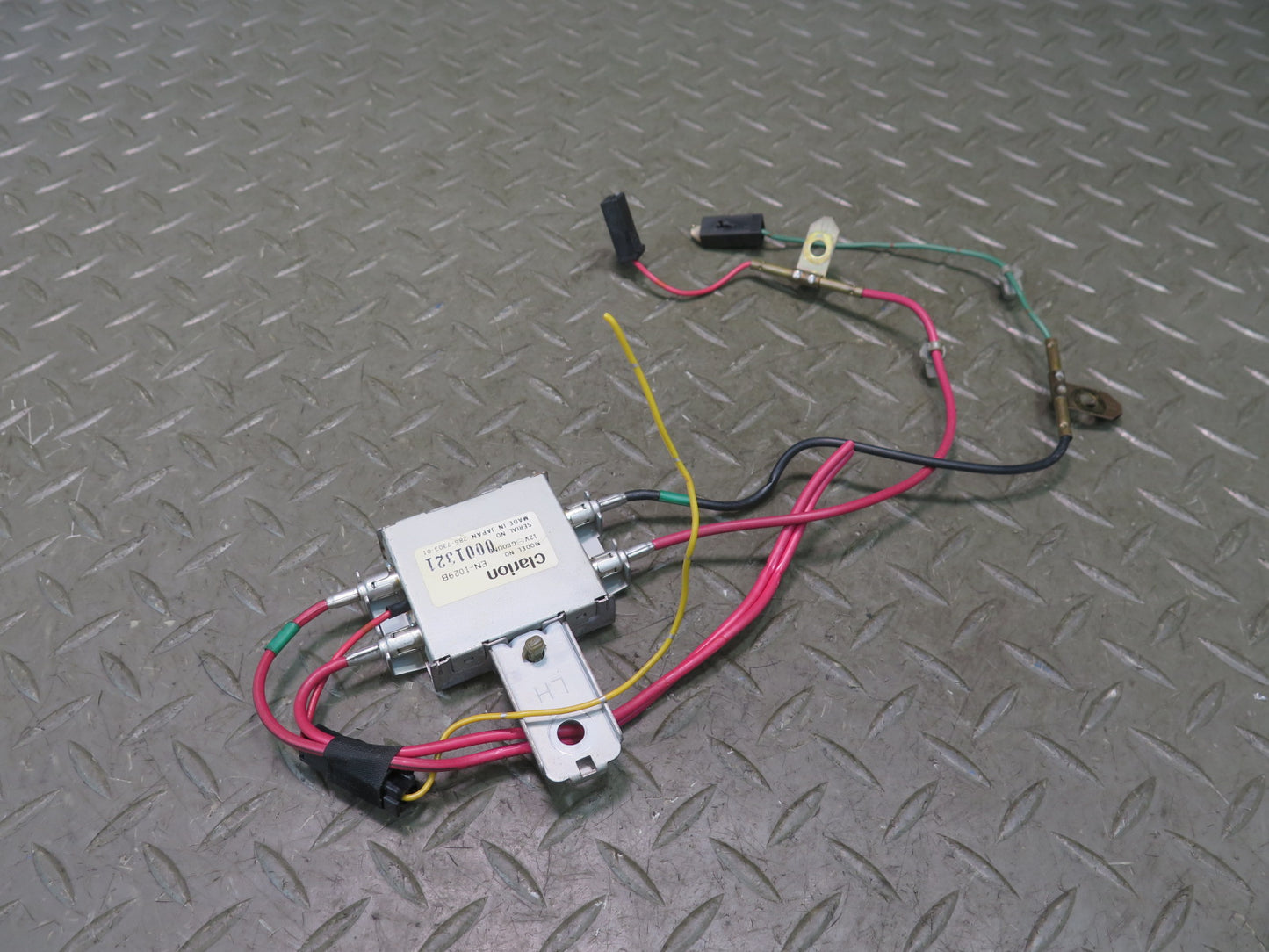 95-97 Nissan Gloria Cedric HY33 TV Television Antenna Amplifier EN-1029B OEM