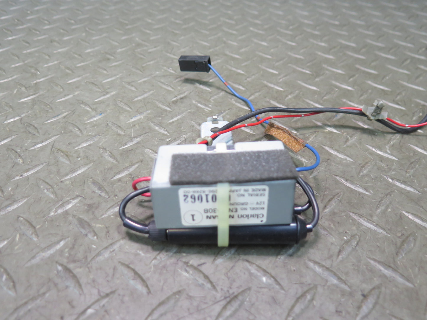 95-97 Nissan Gloria HY33 VIP Audio Radio Antenna Amplifier OEM