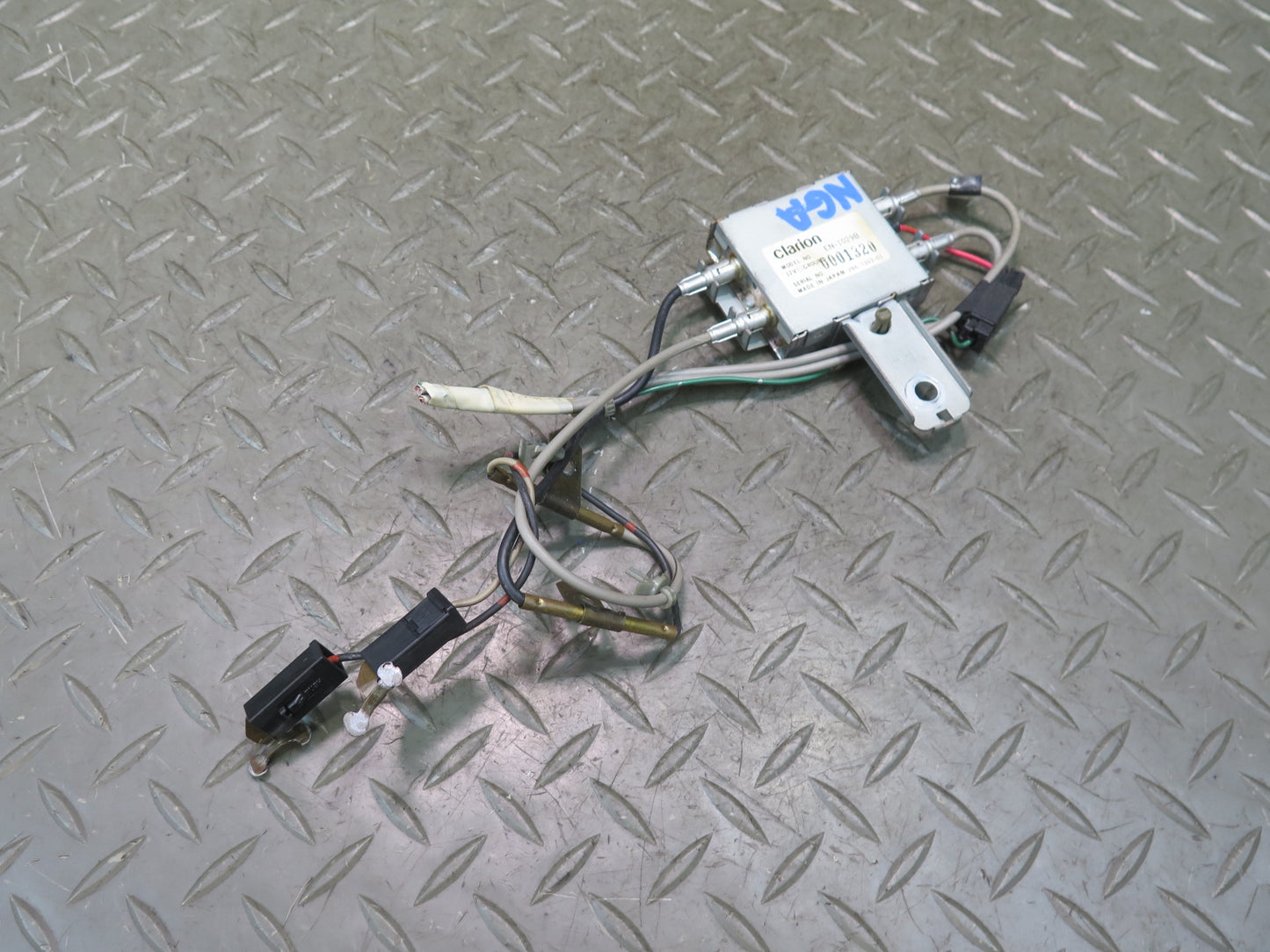 95-97 Nissan Gloria Cedric HY33 TV Television Antenna Amplifier OEM