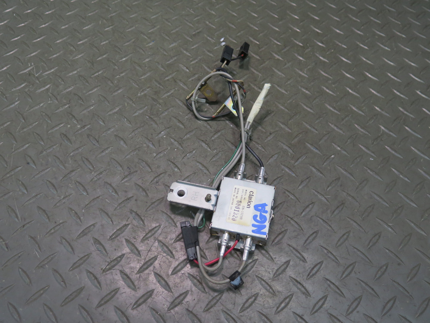 95-97 Nissan Gloria Cedric HY33 TV Television Antenna Amplifier OEM