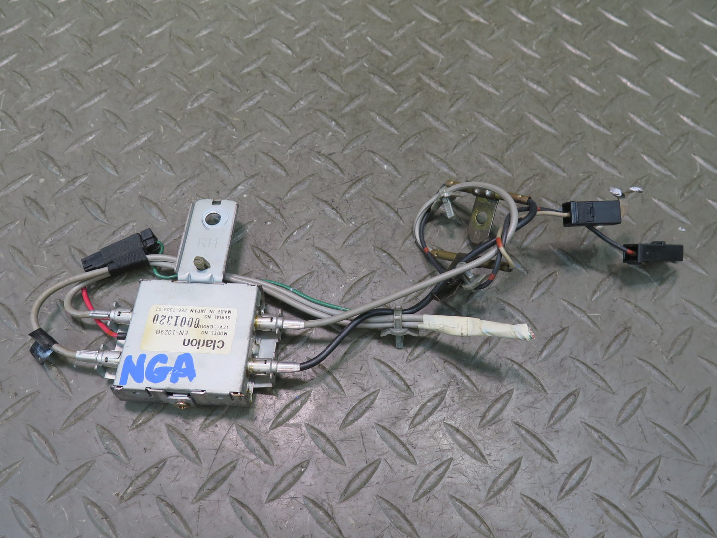 95-97 Nissan Gloria Cedric HY33 TV Television Antenna Amplifier OEM