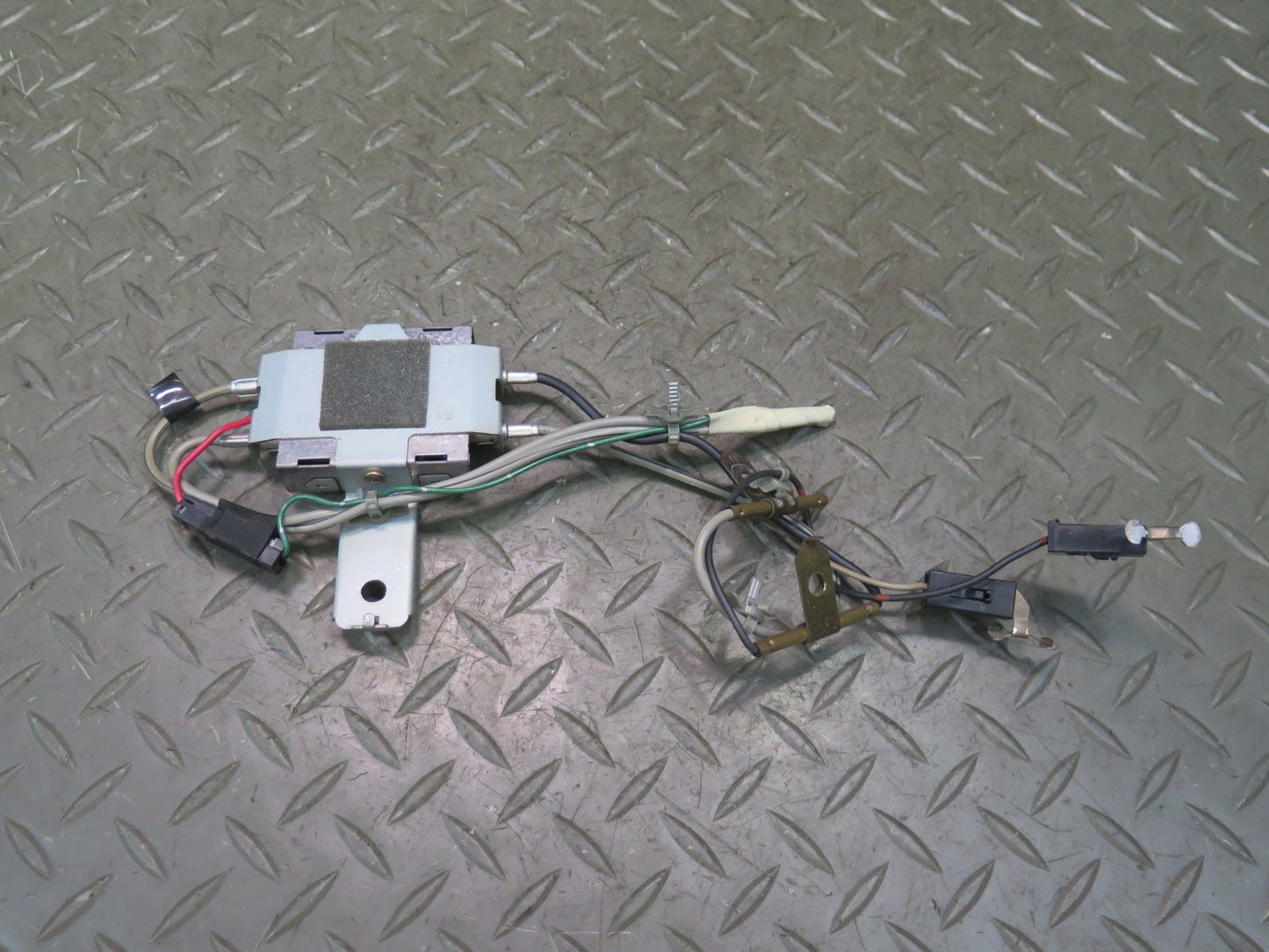 95-97 Nissan Gloria Cedric HY33 TV Television Antenna Amplifier OEM