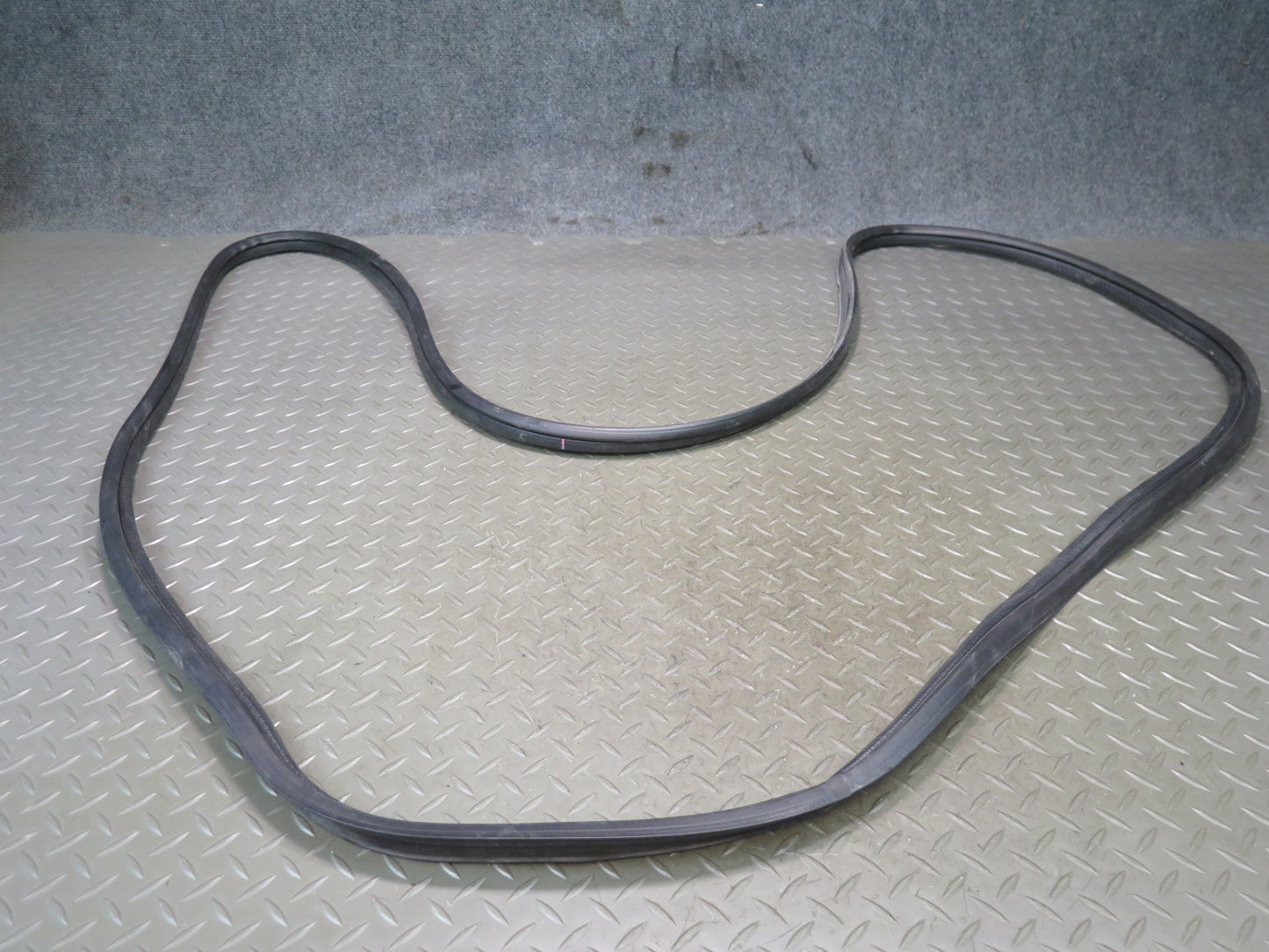 95-97 Nissan Gloria HY33 Rear Trunk Lid Weatherstrip Rubber Seal Gasket OEM