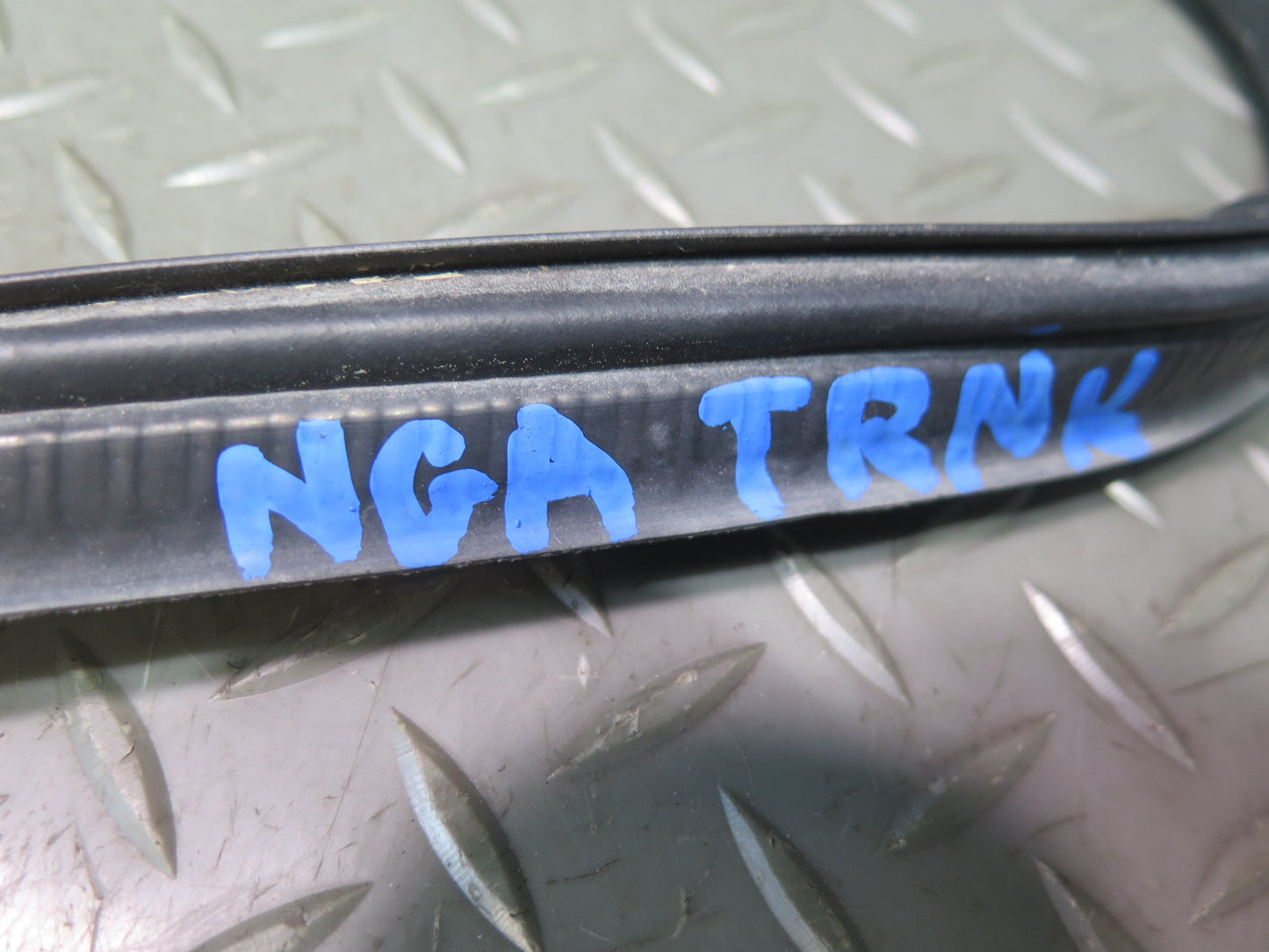 95-97 Nissan Gloria HY33 Rear Trunk Lid Weatherstrip Rubber Seal Gasket OEM