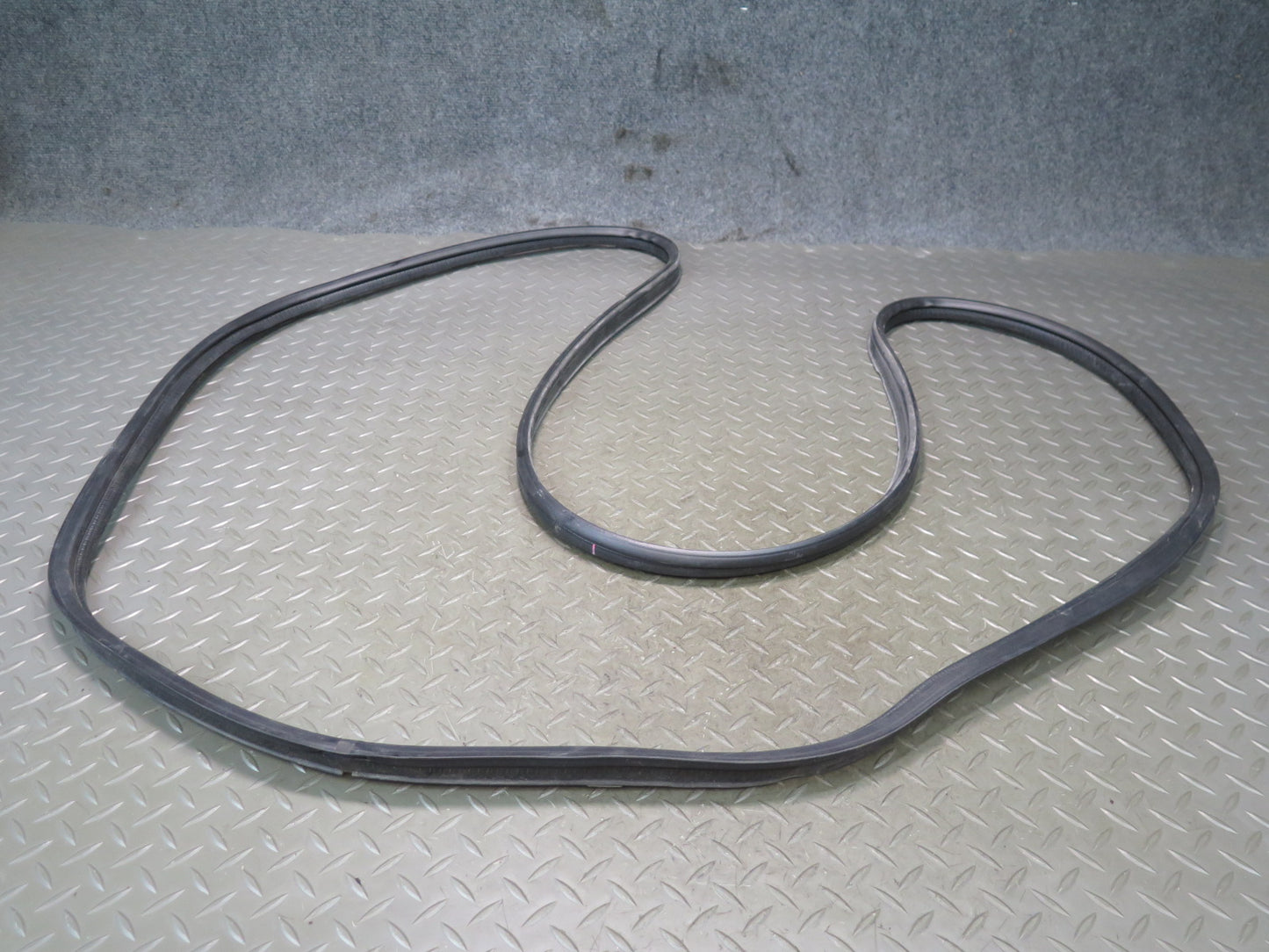 95-97 Nissan Gloria HY33 Rear Trunk Lid Weatherstrip Rubber Seal Gasket OEM