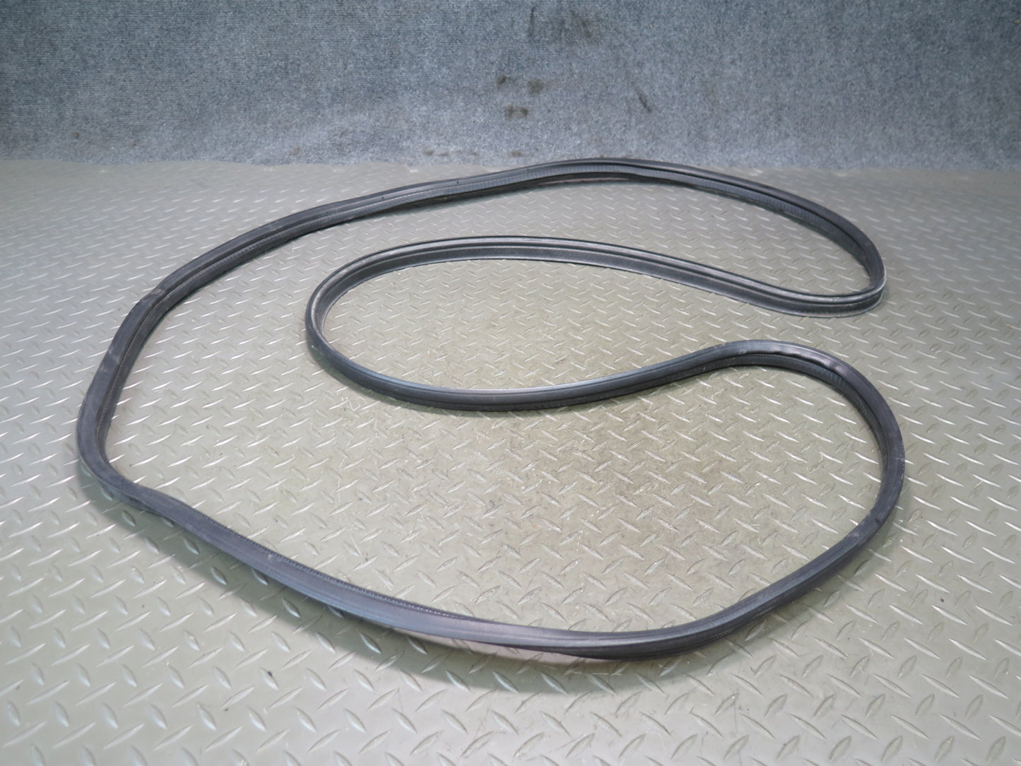 95-97 Nissan Gloria HY33 Rear Trunk Lid Weatherstrip Rubber Seal Gasket OEM