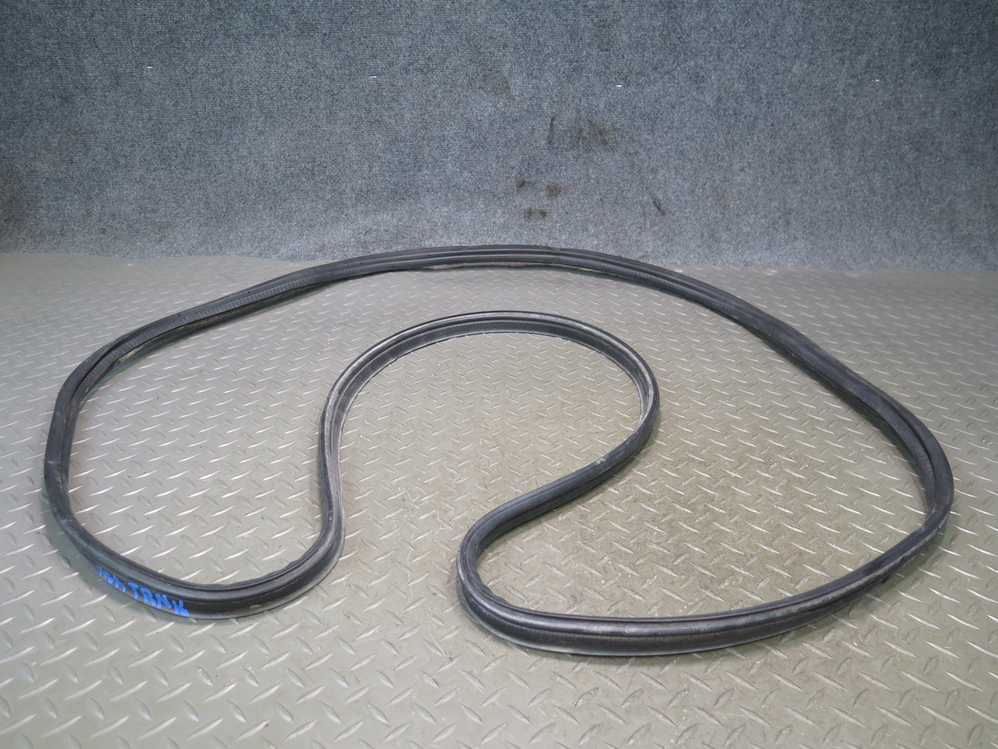 95-97 Nissan Gloria HY33 Rear Trunk Lid Weatherstrip Rubber Seal Gasket OEM