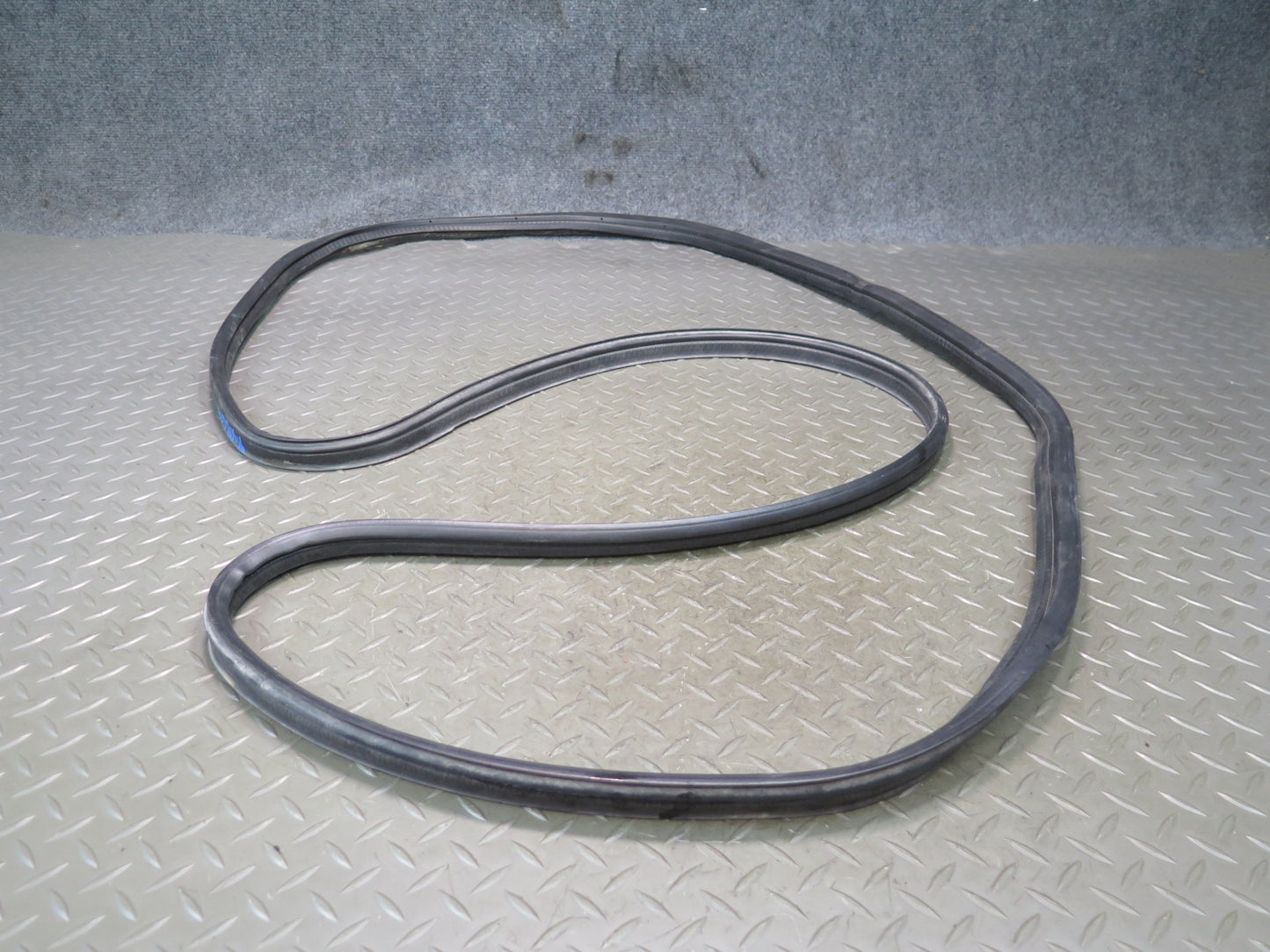 95-97 Nissan Gloria HY33 Rear Trunk Lid Weatherstrip Rubber Seal Gasket OEM