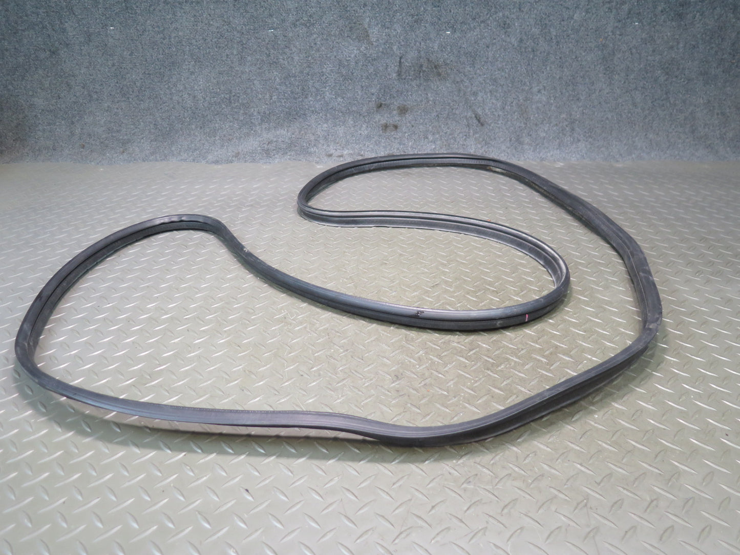 95-97 Nissan Gloria HY33 Rear Trunk Lid Weatherstrip Rubber Seal Gasket OEM