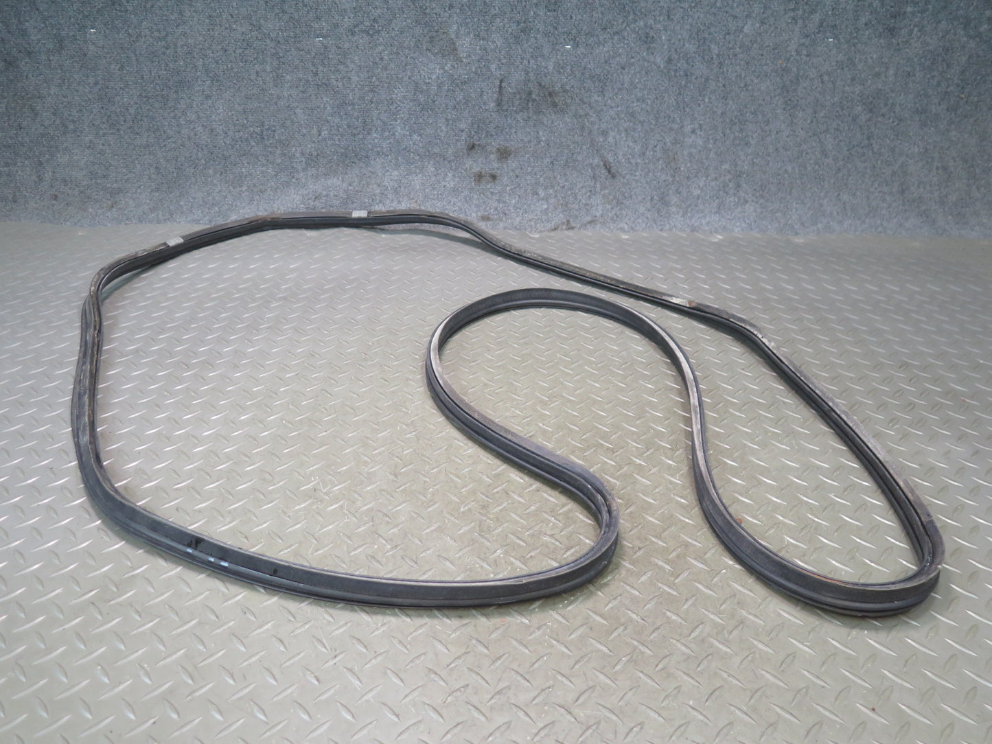 95-97 Nissan Gloria HY33 Rear Trunk Lid Weatherstrip Rubber Seal Gasket OEM