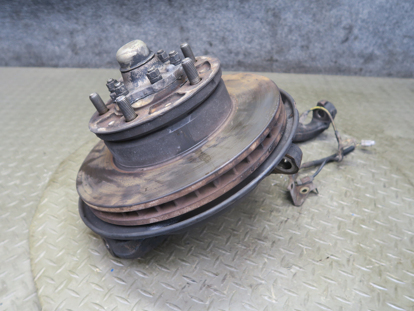 2003-2007 Lexus J100 LX470 Front Right Pass Side Spindle Knuckle Wheel Hub