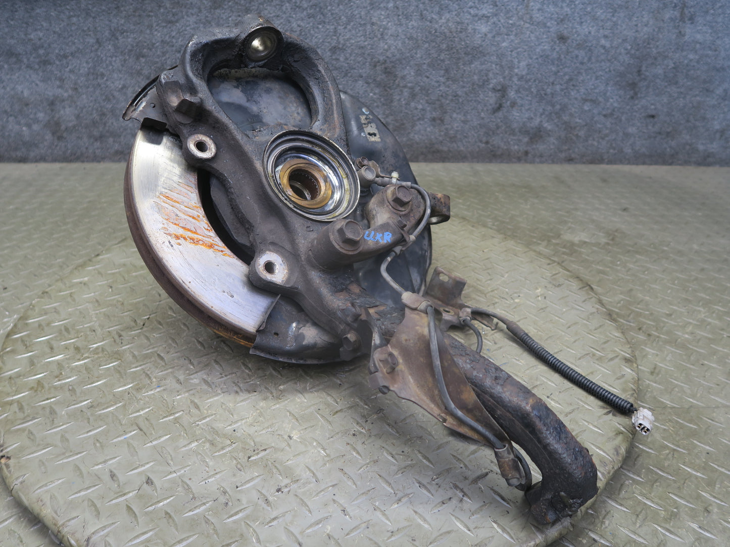 2003-2007 Lexus J100 LX470 Front Right Pass Side Spindle Knuckle Wheel Hub