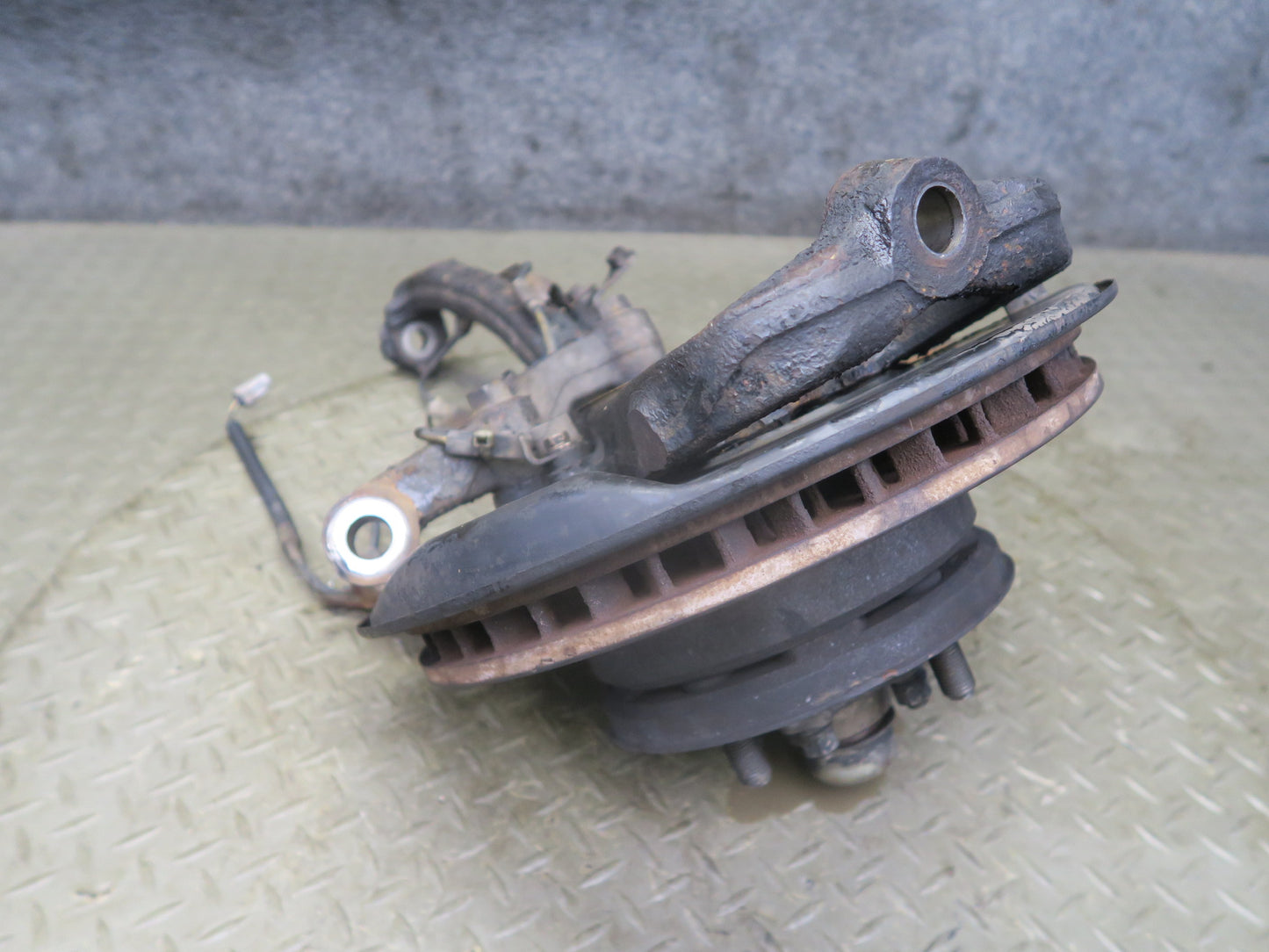 2003-2007 Lexus J100 LX470 Front Right Pass Side Spindle Knuckle Wheel Hub