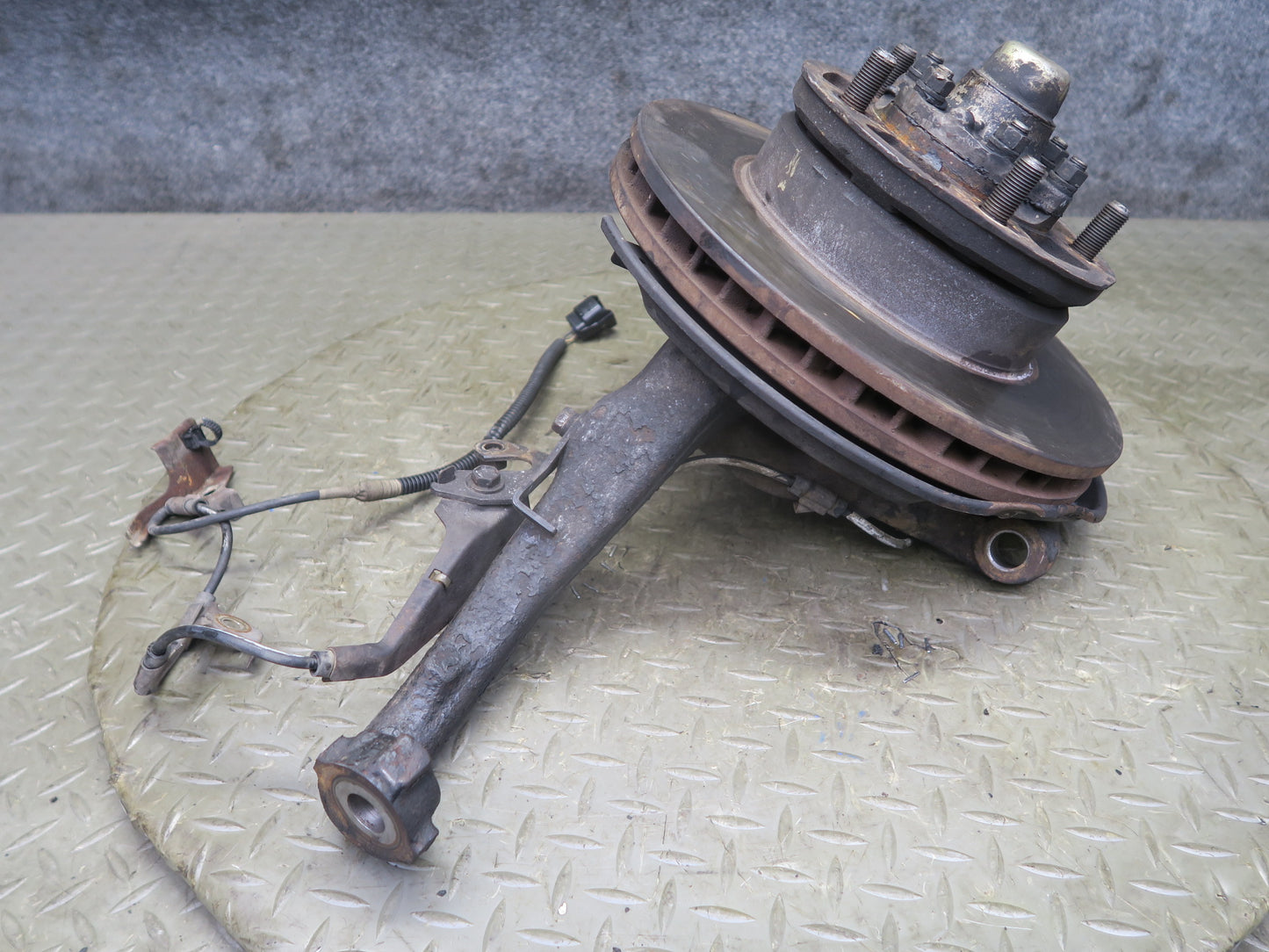 2003-2007 Lexus J100 LX470 Front Left Driver Side Spindle Knuckle Wheel Hub