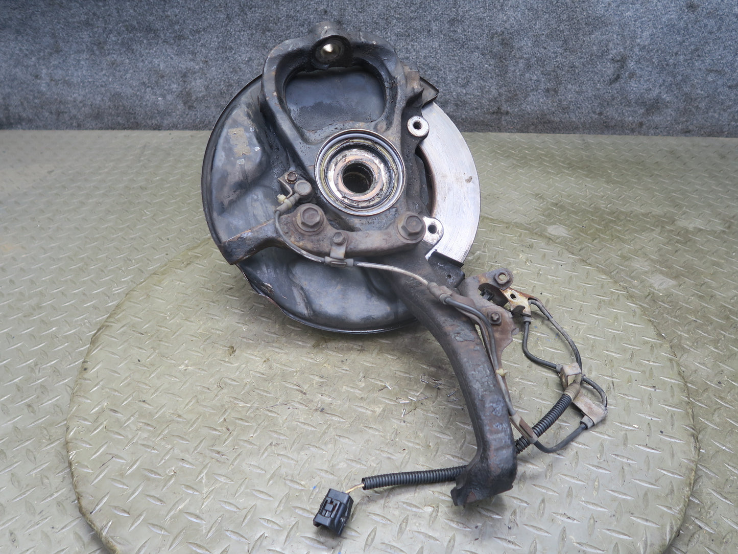 2003-2007 Lexus J100 LX470 Front Left Driver Side Spindle Knuckle Wheel Hub