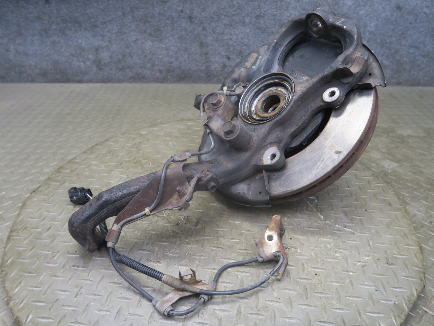 2003-2007 Lexus J100 LX470 Front Left Driver Side Spindle Knuckle Wheel Hub