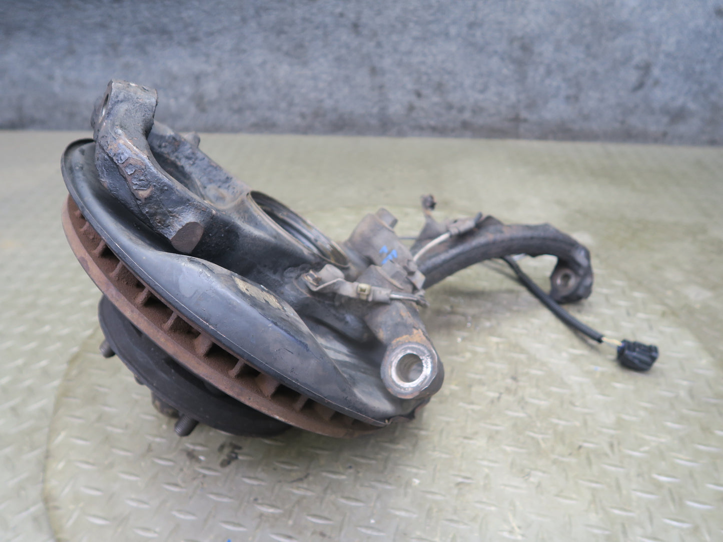 2003-2007 Lexus J100 LX470 Front Left Driver Side Spindle Knuckle Wheel Hub