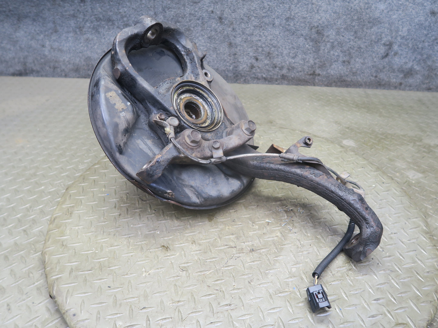 2003-2007 Lexus J100 LX470 Front Left Driver Side Spindle Knuckle Wheel Hub
