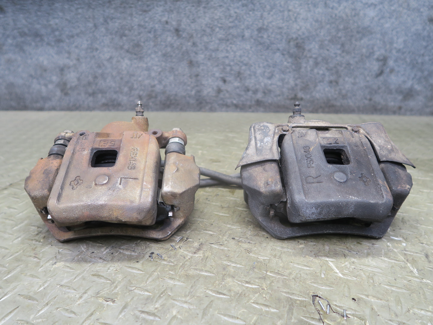 2003-2007 Lexus UZJ100L LX470 AWD Rear Left & Right Brake Caliper Set of 2