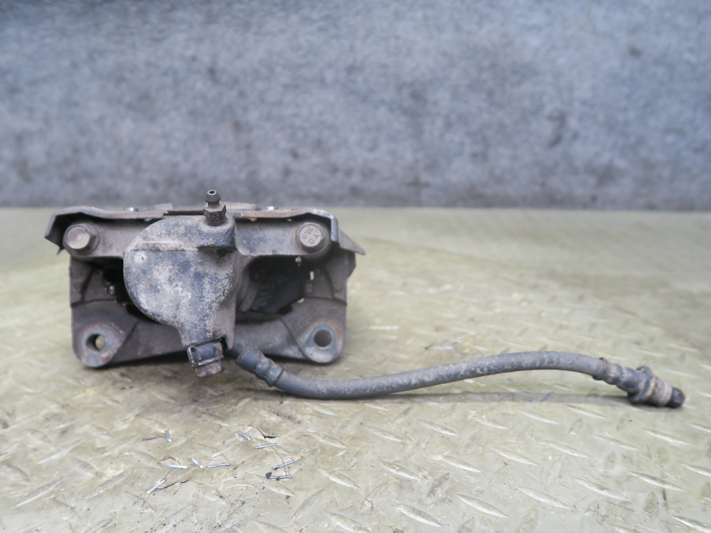 2003-2007 Lexus UZJ100L LX470 AWD Rear Left & Right Brake Caliper Set of 2