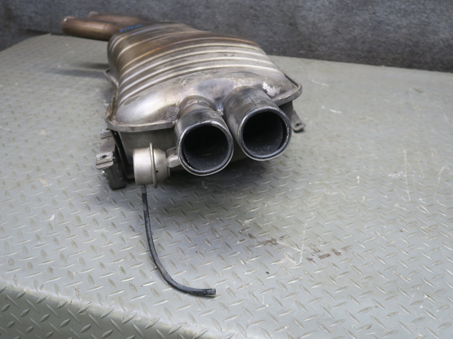 01-06 BMW E46 330ci Convertible Rear Exhaust Muffler 7502553 OEM