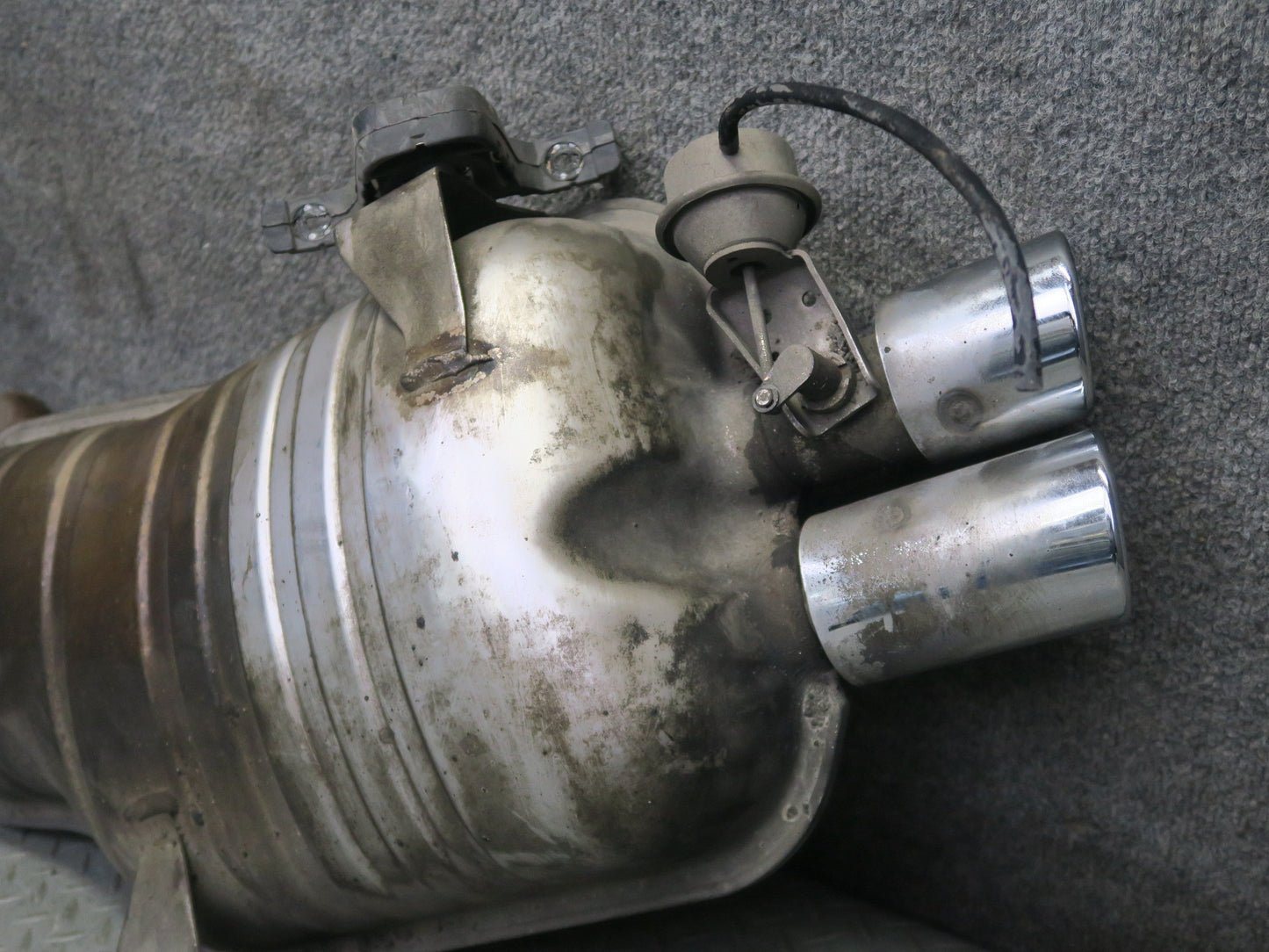 01-06 BMW E46 330ci Convertible Rear Exhaust Muffler 7502553 OEM